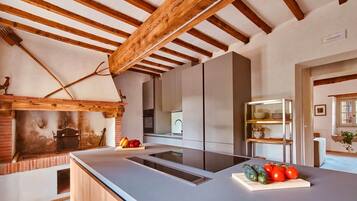 Una cucina moderna con forno a mattoni, travi in legno e un design minimalista.