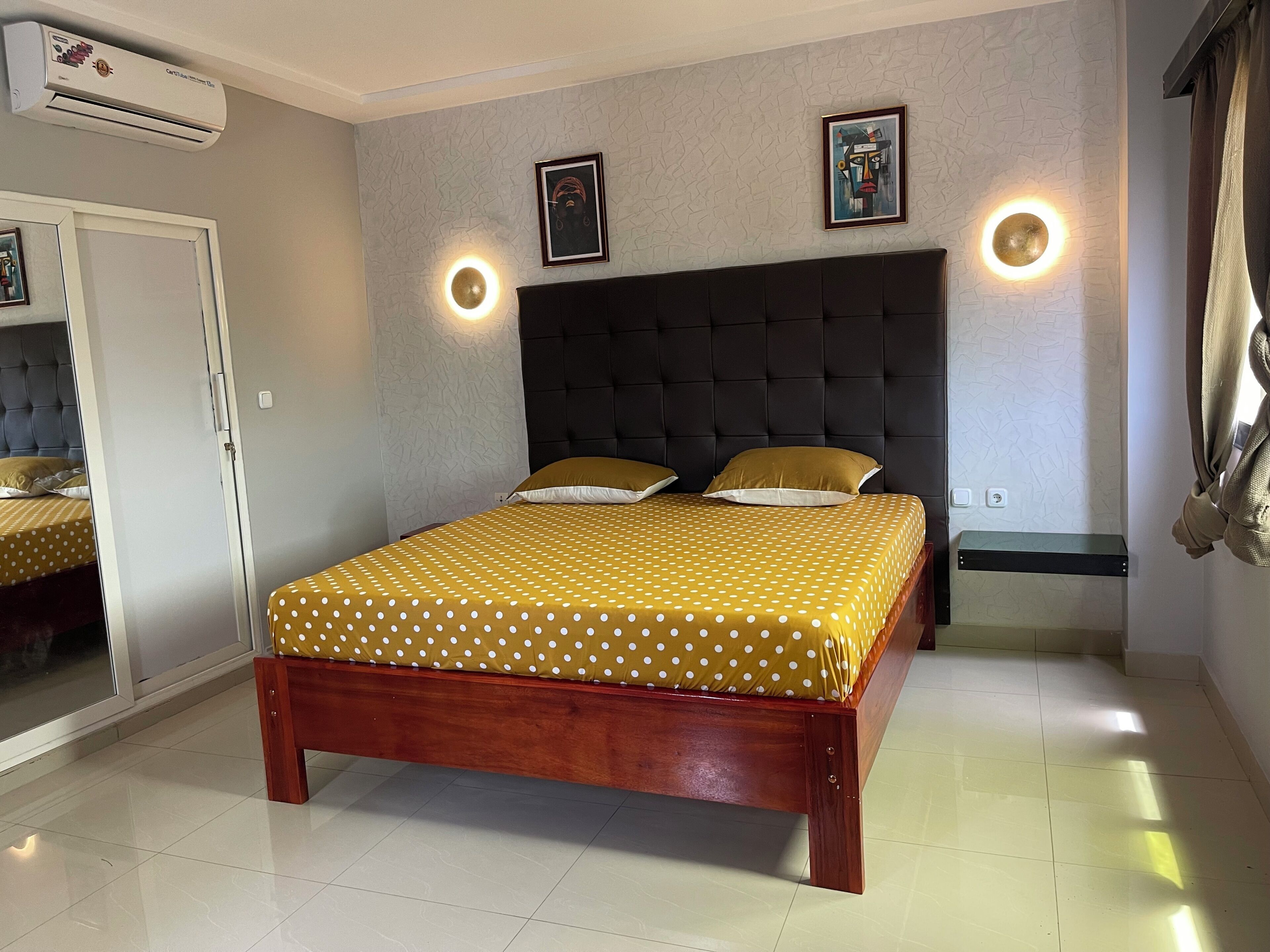 Cortinas blackout, tabla de planchar con plancha y wifi gratis 