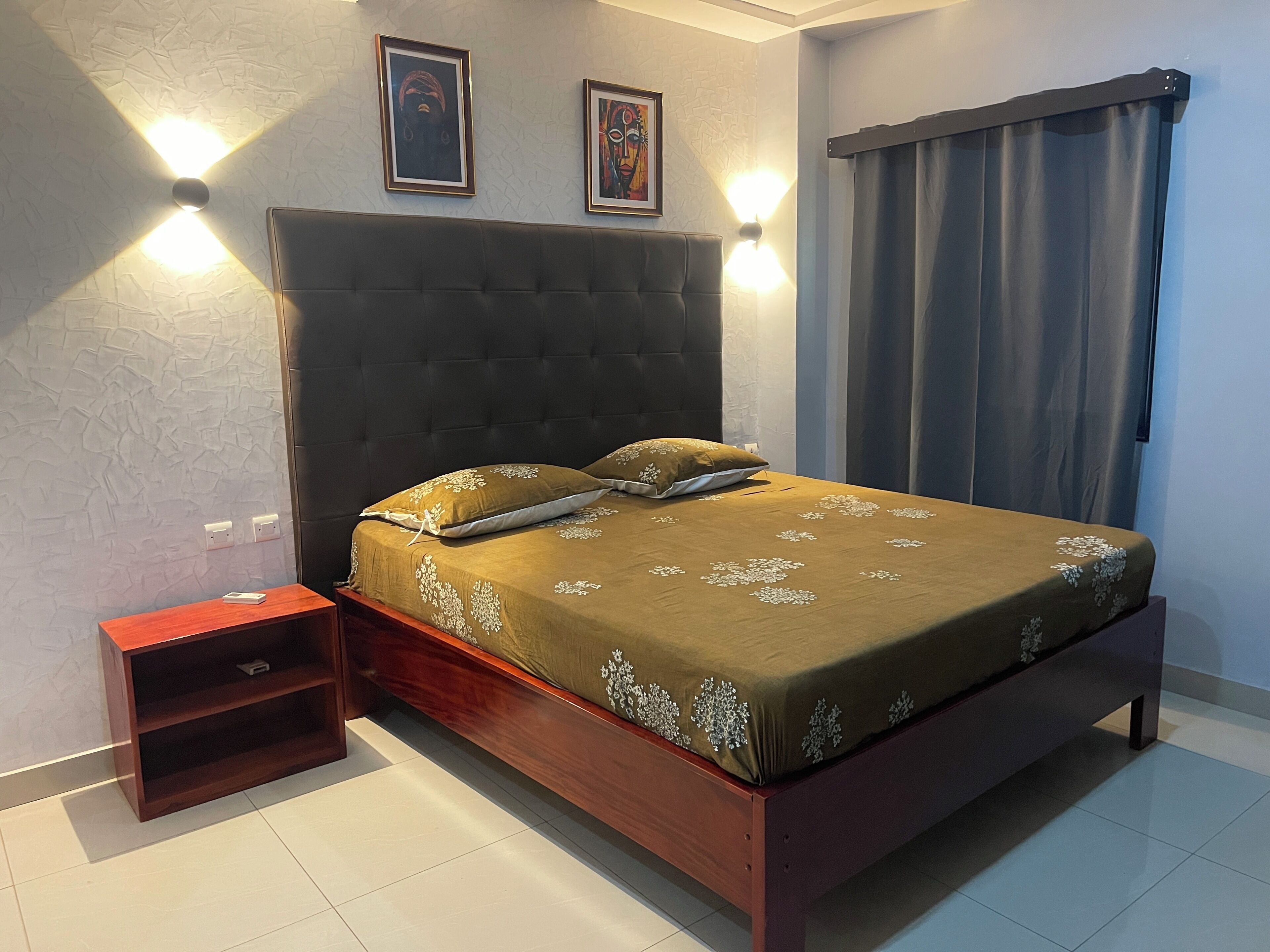 Cortinas blackout, tabla de planchar con plancha y wifi gratis 
