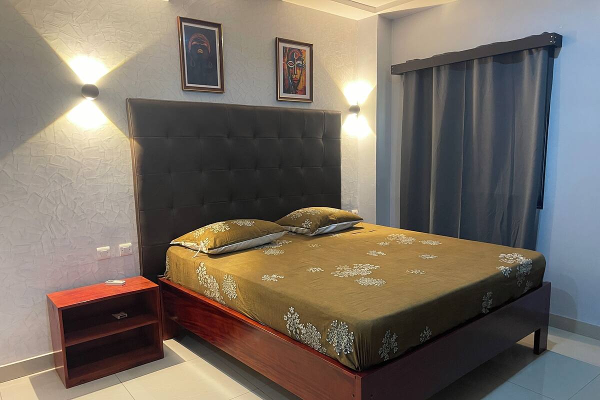 Cortinas blackout, tabla de planchar con plancha y wifi gratis