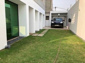 Free self-parking - thiego'sapparthotel (Lomé)