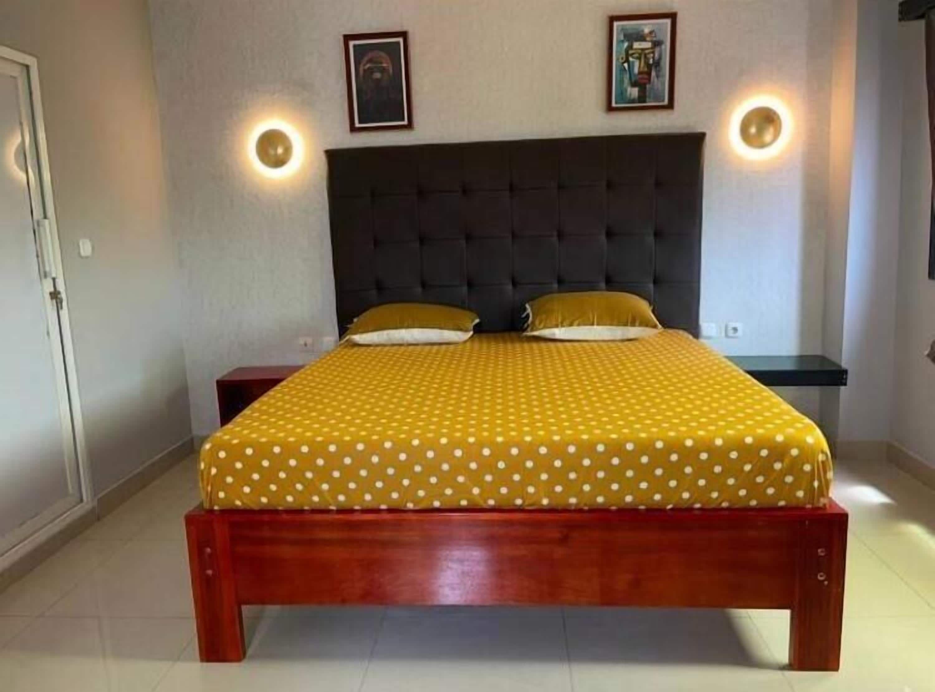 Deluxe penthouse, balkon, uitzicht op de stad | Verduisterende gordijnen, een strijkplank/strijkijzer, gratis wifi