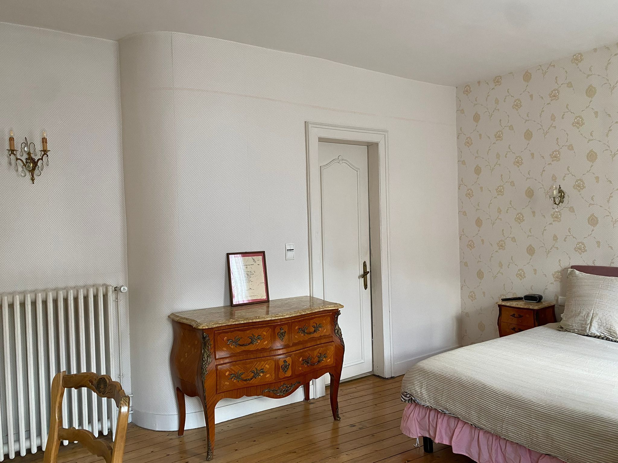 4 chambres, bureau, fer et planche à repasser, lit parapluie