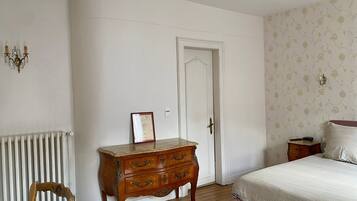 4 Schlafzimmer, Schreibtisch, Bügeleisen/Bügelbrett, Reisekinderbett