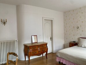 4 bedrooms, desk, iron/ironing board, travel cot - Jocelyne's dream - Large house in Le Neubourg (Le Neubourg)