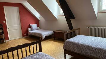 4 bedrooms, desk, iron/ironing board, travel crib