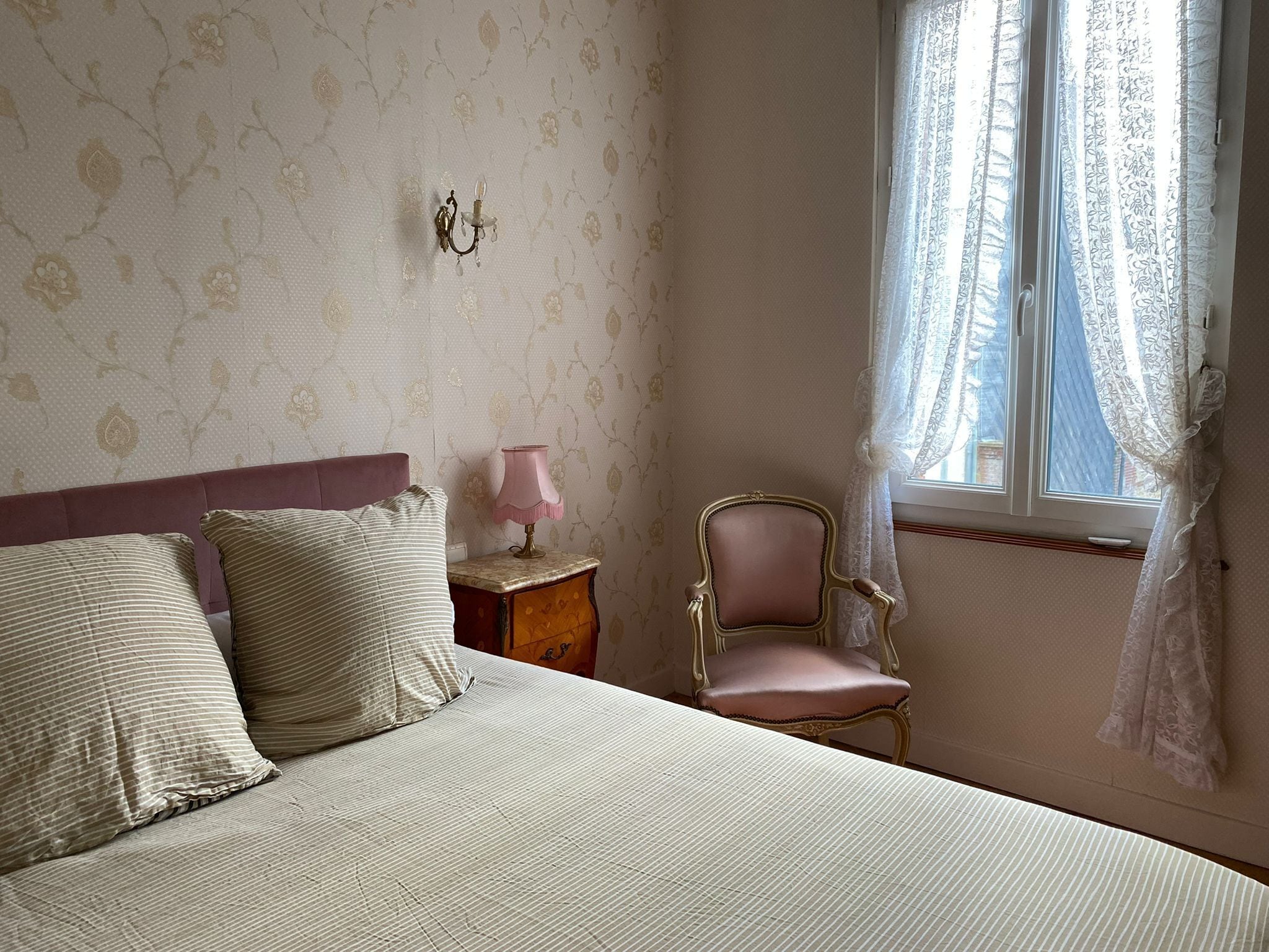 4 bedrooms, desk, iron/ironing board, travel cot