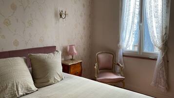 4 bedrooms, desk, iron/ironing board, travel crib