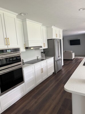 Paper towels - Large home with hot tub in serene wooded setting (Erie)