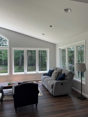 TV - Large home with hot tub in serene wooded setting (Erie)