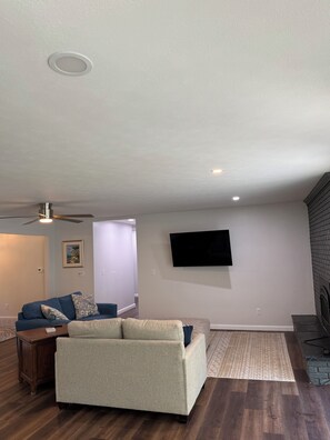 TV - Large home with hot tub in serene wooded setting (Erie)