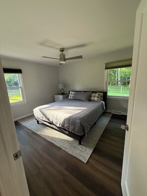 4 bedrooms, WiFi (free), bed sheets - Large home with hot tub in serene wooded setting (Erie)