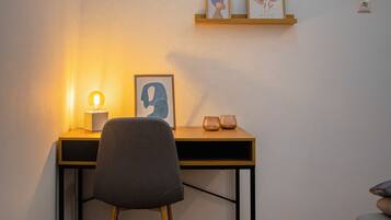 Dobbelt- eller tomannsrom – deluxe, bakgårdsutsikt | Skrivebord, skrivebord for bærbar PC og wi-fi (inkludert)