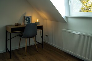 Deluxe-herbergi fyrir tvo - útsýni yfir port | Skrifborð, vinnuaðstaða fyrir fartölvur, ókeypis þráðlaus nettenging