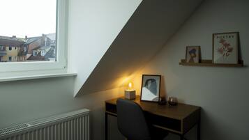 Dobbelt- eller tomannsrom – deluxe, bakgårdsutsikt | Skrivebord, skrivebord for bærbar PC og wi-fi (inkludert)