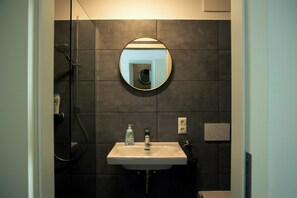 Deluxe-herbergi fyrir tvo - útsýni yfir port | Baðherbergi | Sturta, hárblásari, handklæði, sápa