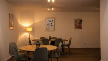 Dobbelt- eller tomannsrom – deluxe, bakgårdsutsikt | Oppholdsområde