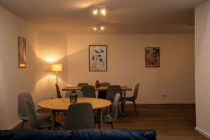 Habitación Deluxe con 1 cama matrimonial o 2 individuales, vista al patio | Área de sala de estar