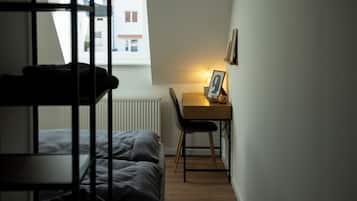 Dobbelt- eller tomannsrom – deluxe, bakgårdsutsikt | Skrivebord, skrivebord for bærbar PC og wi-fi (inkludert)