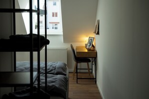 Camera Deluxe con letto matrimoniale o 2 letti singoli, vista cortile | Una scrivania, postazione laptop, Wi-Fi gratuito