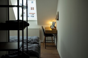 Escritorio, espacio para trabajar con laptop y wifi gratis 