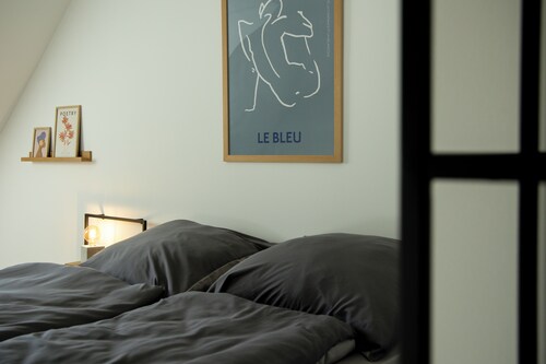 Moderne Stadt Zimmer mit eigenem Bad