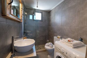 Shower, hair dryer, towels - Casa Sofia, Cozy Home #2, By Hellocrete (Spili)