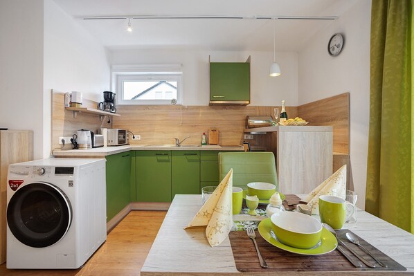 Réfrigérateur, micro-ondes, plaque de cuisson, cafetière/bouilloire