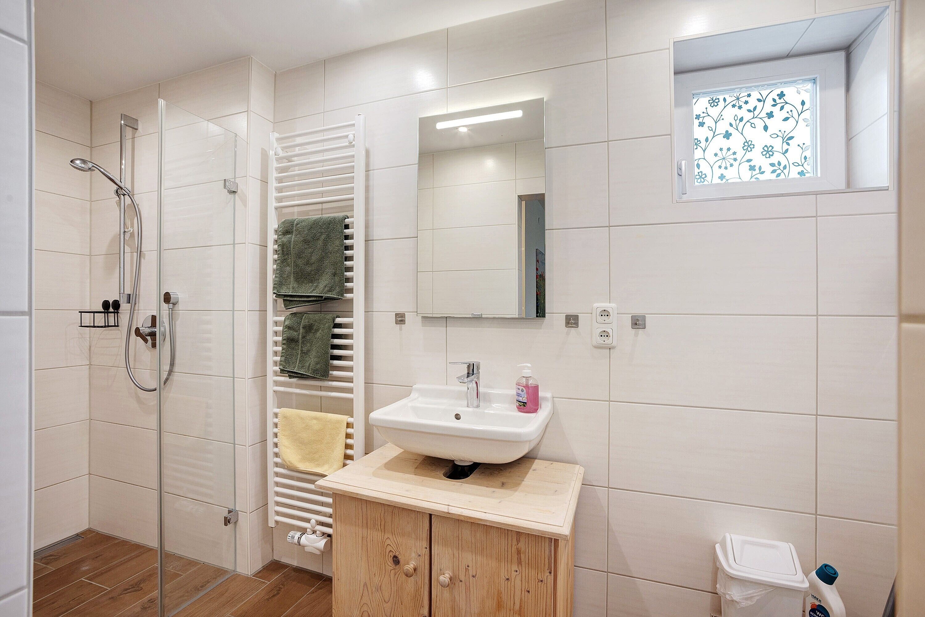 Douche, articles de toilette gratuits, sèche-cheveux