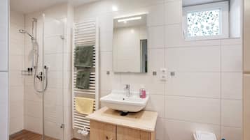 Dusche, kostenlose Toilettenartikel, Haartrockner, Handtücher