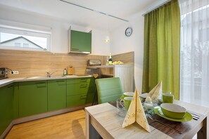 Dining - Apartment 'Ferienwohnung Am Wiesenweg' with Private Terrace and Wi-Fi (Mauerstetten)