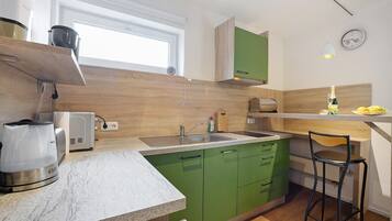 Een koelkast, een magnetron, een kookplaat