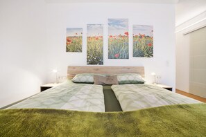 Tabla de planchar con plancha, wifi y ropa de cama 