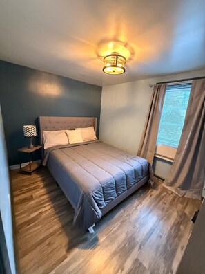 Room - Welcoming to Cozy Altoona a 2-bedroom house with AC in charming Altoona (Altoona)