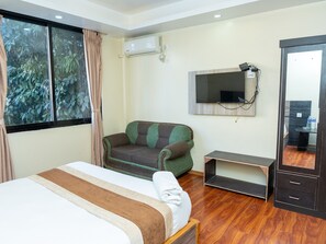 Doppia Deluxe, vista giardino | Una scrivania, postazione laptop, Wi-Fi gratuito