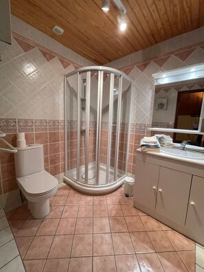 Shower, towels - Bed and Breakfast 'Chambre Mansardée' with Shared Terrace, Shared Garden and Wi-Fi (VERRIERES)