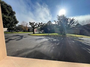 المنطقة المحيطة بالمنشأة