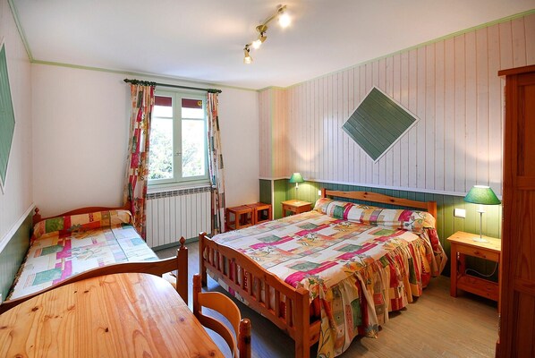 Room - Bed and Breakfast 'Chambre Verte' with Shared Terrace, Shared Garden and Wi-Fi (VERRIERES)