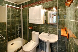 Bathroom - Bed and Breakfast 'Chambre Verte' with Shared Terrace, Shared Garden and Wi-Fi (VERRIERES)
