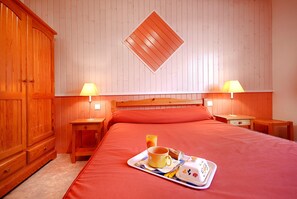 Tabla de planchar con plancha, wifi, ropa de cama