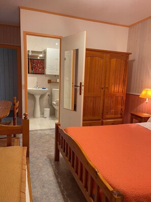 Room - Bed and Breakfast 'Chambre Saumon' with Shared Terrace, Shared Garden and Wi-Fi (VERRIERES)