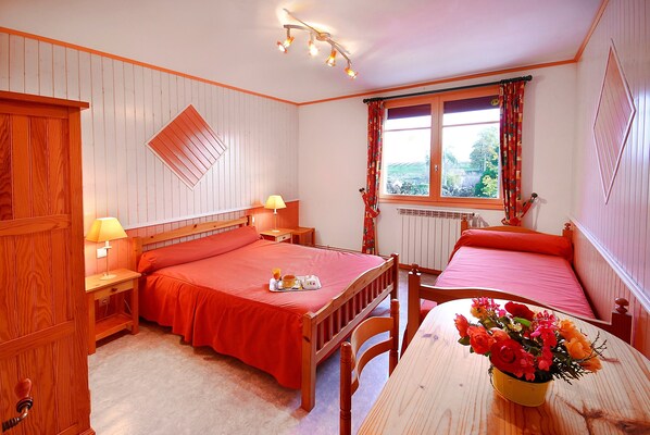 Room - Bed and Breakfast 'Chambre Saumon' with Shared Terrace, Shared Garden and Wi-Fi (VERRIERES)