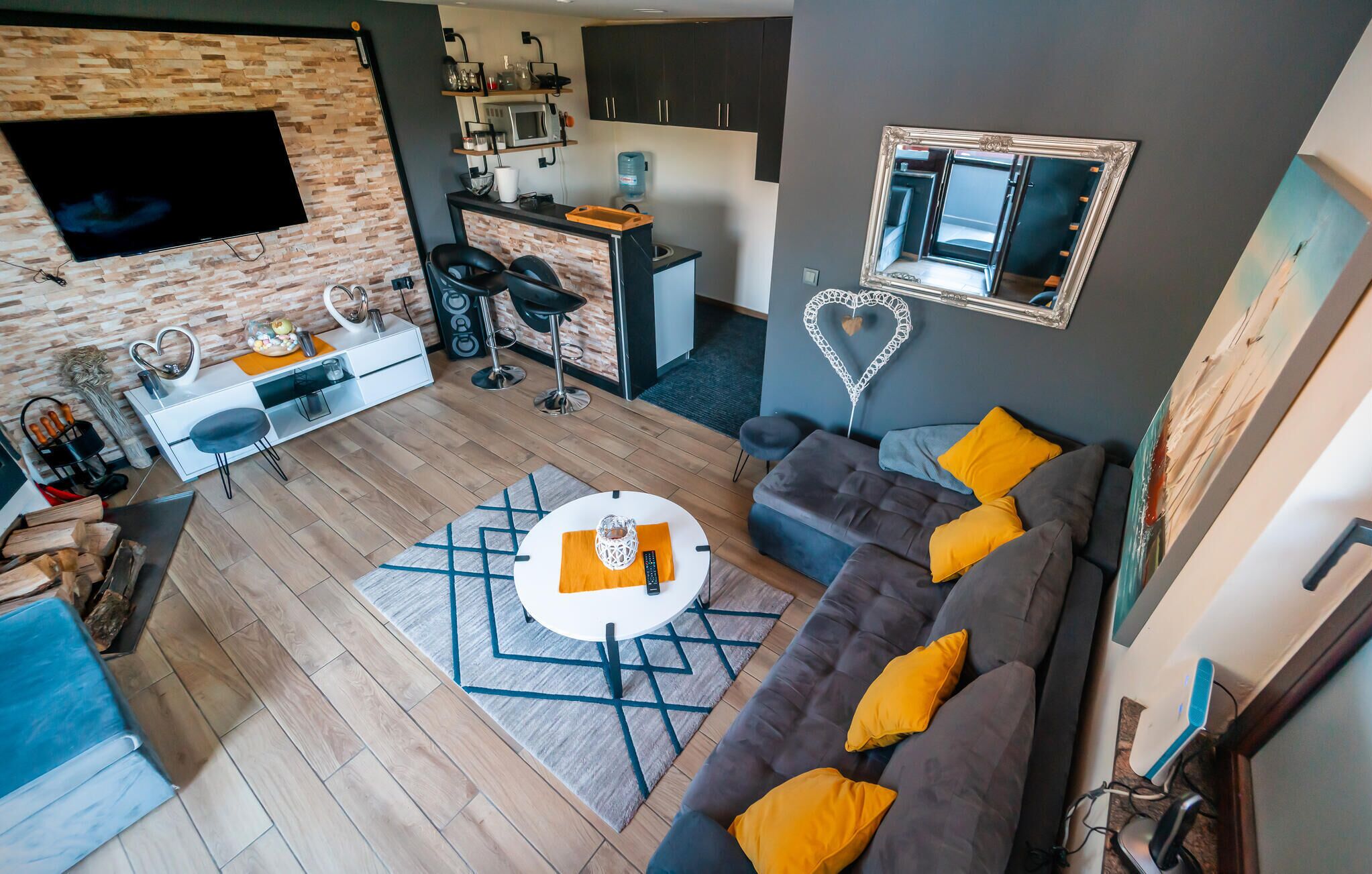 Televisio, takka, pöytätennispöytä