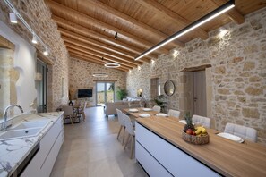 Dining - Fabrica Villa, By Hellocrete (Roupes)