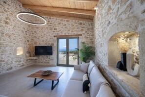 TV - Fabrica Villa, By Hellocrete (Roupes)