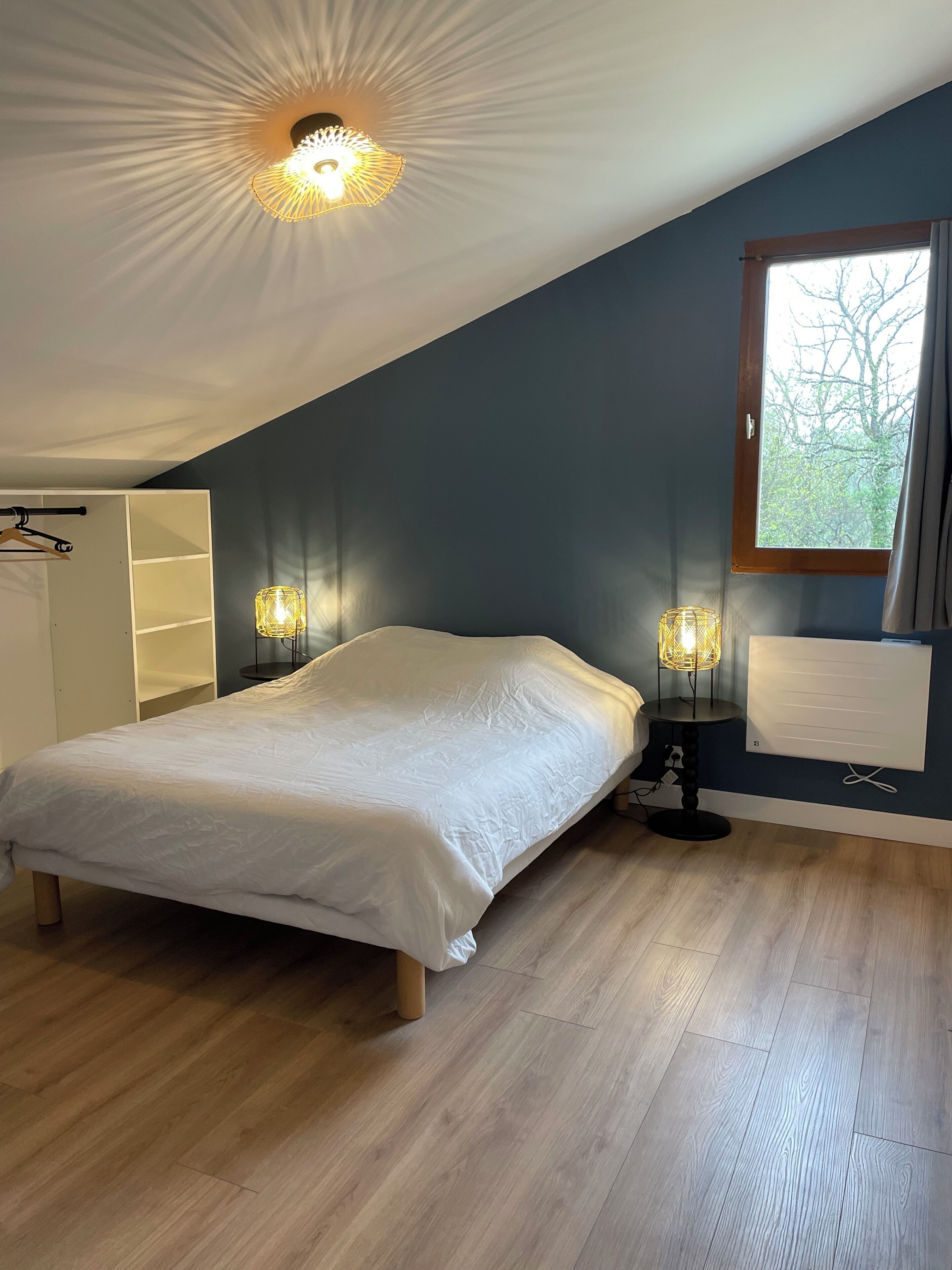 Tabla de planchar con plancha, wifi y ropa de cama 