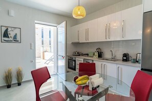 Fridge, oven, dishwasher, coffee/tea maker