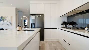 KĂŒhlschrank, Mikrowelle, Ofen, Herdplatte