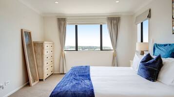 Schreibtisch, BĂŒgeleisen/BĂŒgelbrett, WLAN, BettwĂ€sche