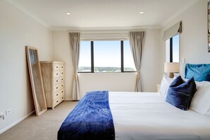 Escritorio, tabla de planchar con plancha, wifi y ropa de cama